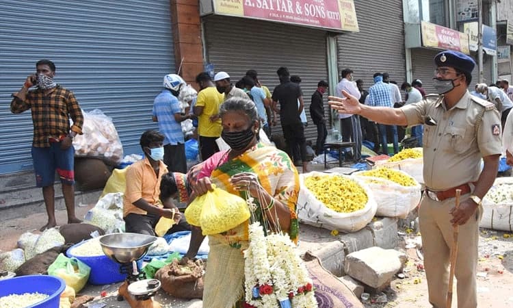 ಗ್ರಾಹಕರು ಕೇಳಿದಷ್ಟಕ್ಕೆ ಕೈಚೆಲ್ಲುವ ವ್ಯಾಪಾರಿಗಳು