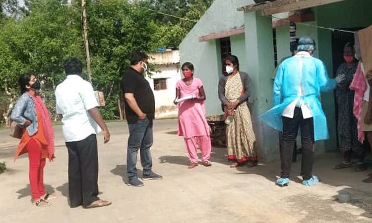 ಸೋಂಕಿತರ ಆರೋಗ್ಯ ವಿಚಾರಿಸಿದ ವೈದ್ಯರ ತಂಡ