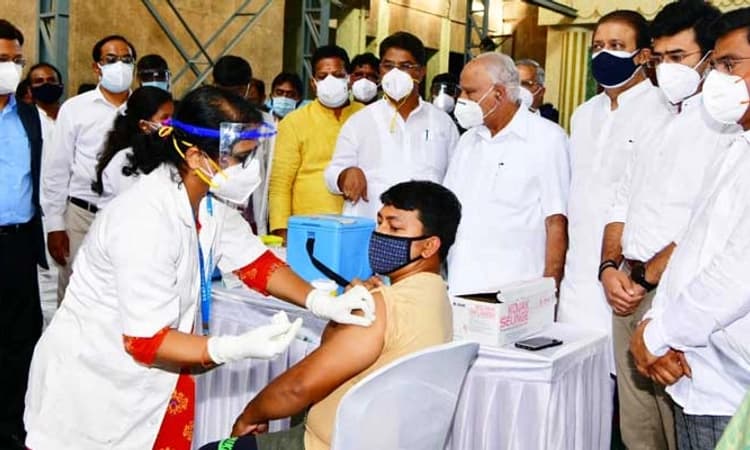 ಬೀದಿ ಬದಿ ವ್ಯಾಪಾರಿಗಳಿಗೆ ಲಸಿಕೆ: ಸಿಎಂ ಯಡಿಯೂರಪ್ಪ ಚಾಲನೆ