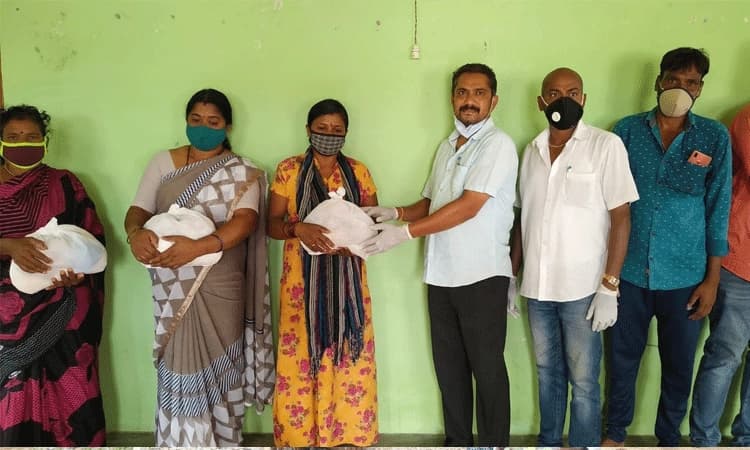 ವಾರ್ಡ್‌ ನಿವಾಸಿಗಳಿಗೆ ಆಹಾರ ಕಿಟ್‌ ವಿತರಣೆ