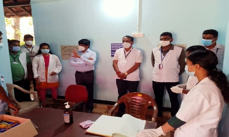 ಕೋವಿಡ್ ಹೆಚ್ಚಳ ಹಿನ್ನೆಲೆ : ಉಡುಪಿ ಜಿಲ್ಲಾಧಿಕಾರಿ ಜಿ. ಜಗದೀಶ್ ಸಿದ್ದಾಪುರಕ್ಕೆ ಭೇಟಿ