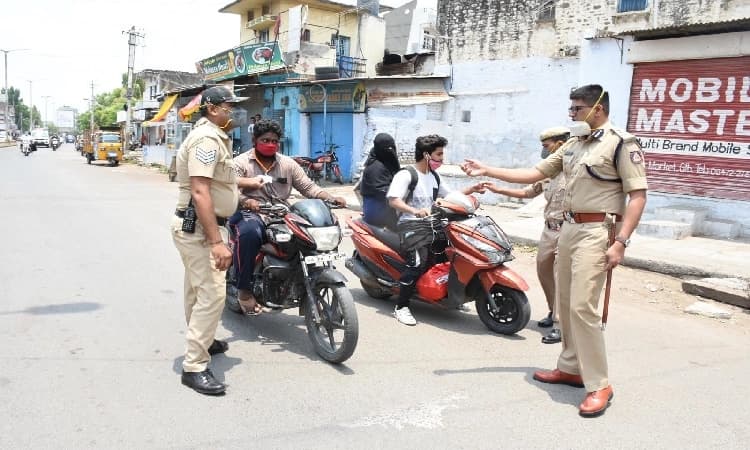 ರಸ್ತೆಗಿಳಿದು ಪೊಲೀಸ್‌ ಕಮಿಷನರ್‌ ಎಚ್ಚರಿಕೆ
