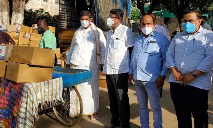 ದಿನಸಿ ಫುಡ್ ಕಿಟ್ ವಿತರಿಸಿದ ಅಬಕಾರಿ ಸಚಿವ ಕೆ ಗೋಪಾಲಯ್ಯ