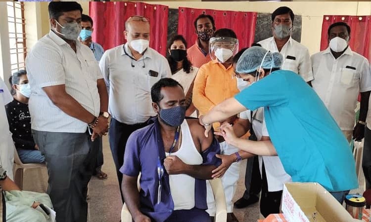 ಗ್ಯಾಸ್‌ ವಿತರಣಾ ಸಿಬ್ಬಂದಿಗೆ ಲಸಿಕೆ