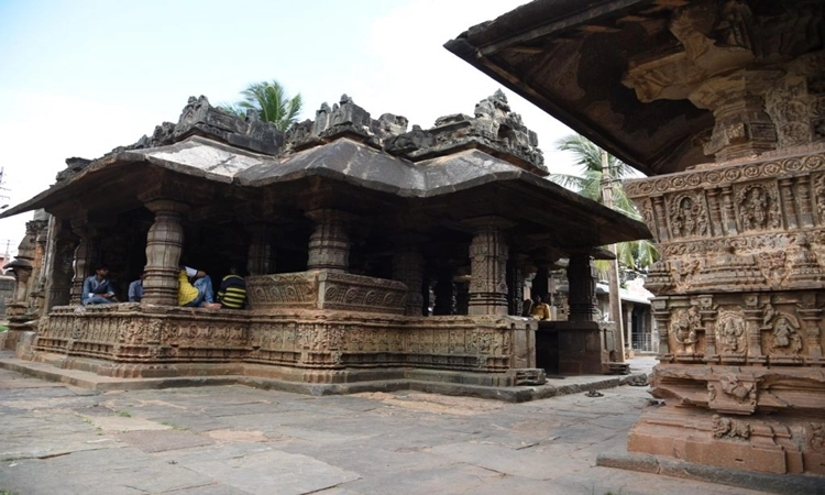ಕಲ್ಯಾಣಿ ಚಾಲುಕ್ಯರ ಕಾಲದ ತ್ರಿಕುಟೇಶ್ವರ ದೇವಸ್ಥಾನ