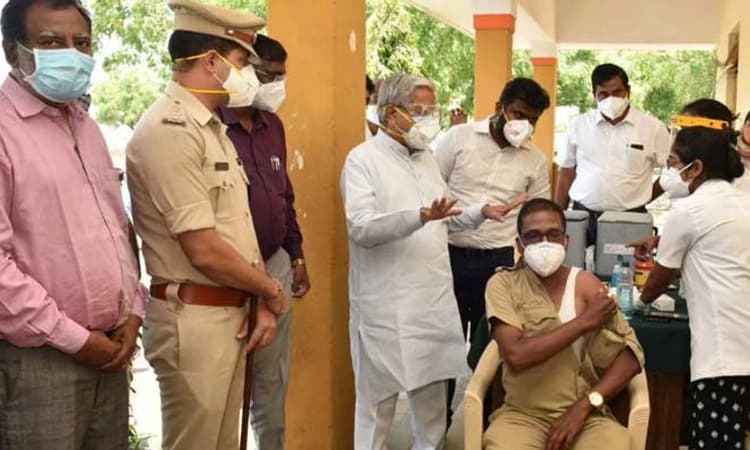 ರಸ್ತೆ ಸಾರಿಗೆ ಸಂಸ್ಥೆ ಸಿಬ್ಬಂದಿಗೆ ಕೋವಿಡ್ ಲಸಿಕೆ ಕಾರ್ಯಕ್ರಮಕ್ಕೆ ಡಿಸಿಎಂ ಕಾರಜೋಳ ಚಾಲನೆ