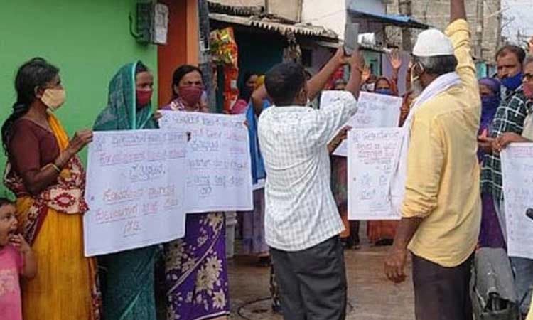 ಕೊಳೆಗೇರಿ ನಿವಾಸಿಗಳಿಗೆ ಪರಿಹಾರ ನೀಡಲು ಆಗ್ರಹ