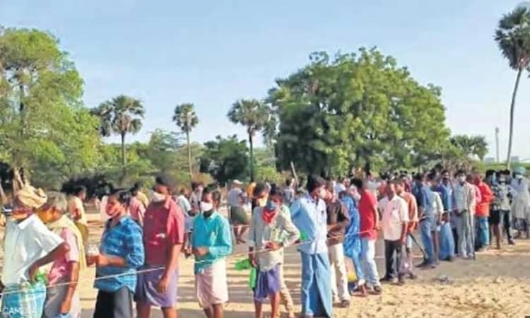 ಗಾಳಿಗೆ ತೂರಿದ ಕೋವಿಡ್ ನಿಯಮ; ನೆಲ್ಲೂರಿನಲ್ಲಿ ಉಚಿತ ಆಯುರ್ವೇದ ಔಷಧಕ್ಕೆ ಮುಗಿಬಿದ್ದ ಜನರು!