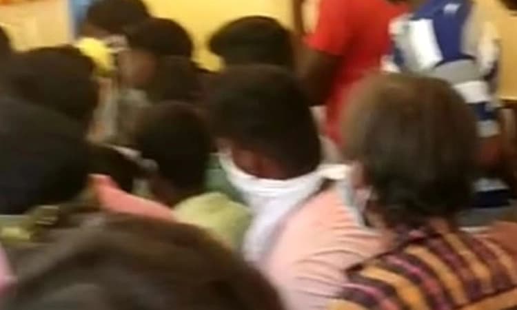 ಆನೆಗೊಂದಿ : ವೈದ್ಯರ ಕರ್ತವ್ಯಕ್ಕೆ ಅಡ್ಡಿ ಆರೋಪ ; ನಾಲ್ವರ ವಿರುದ್ಧ ಪ್ರಕರಣ ದಾಖಲು