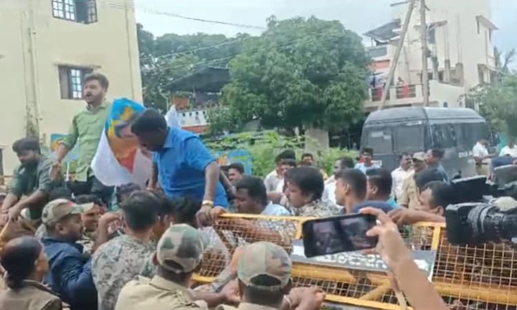 Shimoga: ವಿಜಯೇಂದ್ರ ಮನೆಗೆ ಮುತ್ತಿಗೆ ಯತ್ನ; ಕಾಂಗ್ರೆಸ್‌ ಕಾರ್ಯಕರ್ತರು ಪೊಲೀಸ್‌ ವಶಕ್ಕೆ