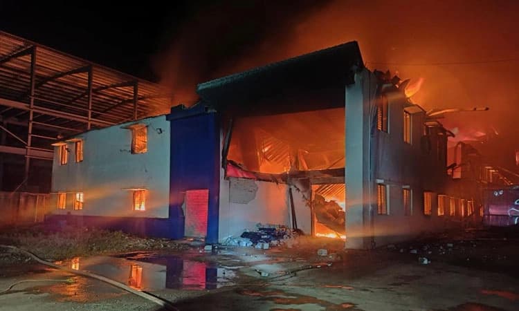 Belagavi: ನಾವಗೆಯ ಕಾರ್ಖಾನೆಯಲ್ಲಿ ಭೀಕರ ಬೆಂಕಿ ಅವಘಡ; ಅಪಾಯದಲ್ಲಿ ಹಲವು ಕಾರ್ಮಿಕರು