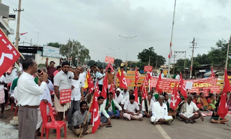 ಬಳ್ಳಾರಿ: ರೈತರಿಂದ ಪಡೆದ ಜಮೀನುಗಳಿಗೆ ಸಿಗದ ಪರಿಹಾರ… ಸರಕಾರದ ವಿರುದ್ಧ CPIM ಪ್ರತಿಭಟನೆ