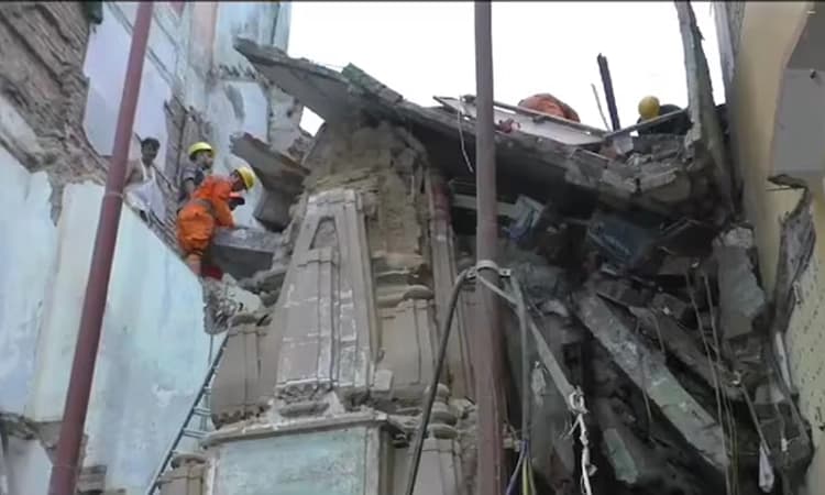 Heavy Rain: ಕಾಶಿ ವಿಶ್ವನಾಥ ದೇವಸ್ಥಾನದ ಬಳಿ ಮನೆಗಳು ಕುಸಿತ, ಮಹಿಳೆ ಮೃತ್ಯು, ಹಲವರ ರಕ್ಷಣೆ