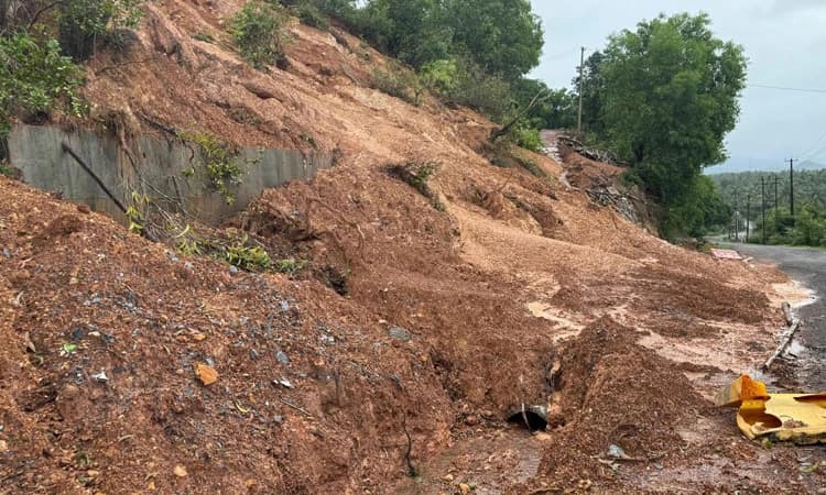 Byndooru; ಮಳೆ ಬಿರುಸು: ಸೋಮೇಶ್ವರ ಗುಡ್ಡ ಮತ್ತಷ್ಟು ಕುಸಿತ