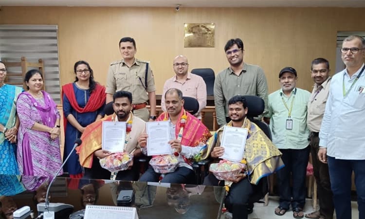 Thirthahalli: ಕಂದಾಯ ಇಲಾಖೆಯ ಮೂವರು ಅಧಿಕಾರಿಗಳಿಗೆ ಸನ್ಮಾನ