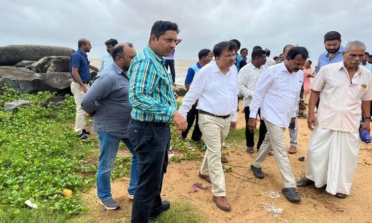 Mangaluru ಕಡಲ್ಕೊರೆತ; ಜಲಸಾರಿಗೆ ಮಂಡಳಿ ಸಿಇಒ ಭೇಟಿ ವೀಕ್ಷಣೆ
