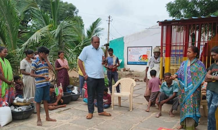 Kulgeri Cross; ಹೆಚ್ಚುತ್ತಿರುವ ಮಲಪ್ರಭಾ ಪ್ರವಾಹ; ಜನರ ಮನವಲಿಕೆಗೆ ಮುಂದಾದ ಅಧಿಕಾರಿಗಳು