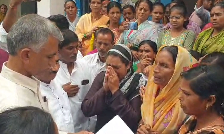 Mudholal: ಶಾಶ್ವತ ಸೂರು ಕಲ್ಪಿಸಿ; ಕಣ್ಣೀರು ಹಾಕಿ ಸಚಿವರಿಗೆ ಮನವಿ ಸಲ್ಲಿಸಿದ ಮಹಿಳೆಯರು