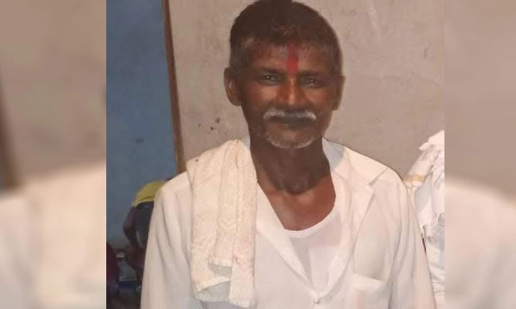 ಸರ್ಕಾರಿ ಆಸ್ಪತ್ರೆಬಳಿ ನಿಲ್ಲಿಸಿದ್ದ ಕಾರಿನಲ್ಲಿ ಶವ ಪತ್ತೆ; ಕೊಲೆ ಮಾಡಿದ್ದಾರೆಂದು ಮಗನ ದೂರು