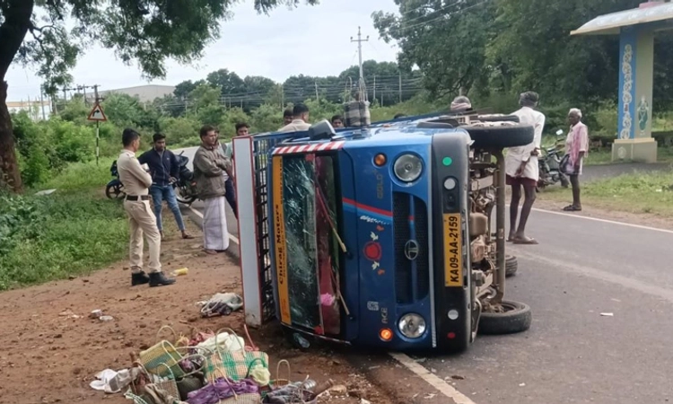 Chamarajanagar: ಕಾರ್ಮಿಕರನ್ನ ಕರೆದೊಯ್ಯುತ್ತಿದ್ದ ವಾಹನ ಪಲ್ಟಿ… 20 ಮಹಿಳೆಯರಿಗೆ ಗಾಯ