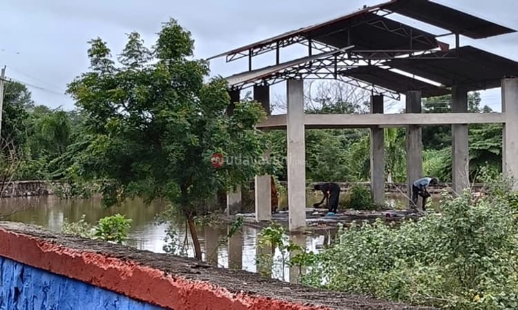 ಉಕ್ಕಿ ಹರಿಯುತ್ತಿರುವ ನದಿ ನೀರಿನಲ್ಲೇ ನಡೆದು ಮುಕ್ತಿಧಾಮದಲ್ಲಿ ಕಾರ್ಯ ಮುಗಿಸಿದ ಕುಟುಂಬ