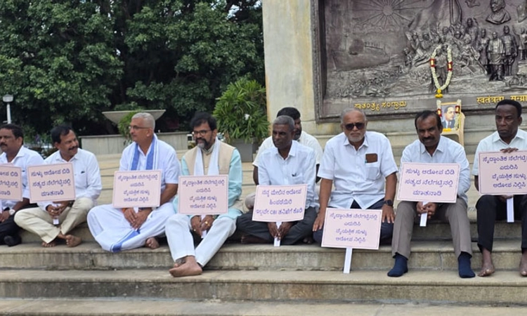 Bengaluru; ವಿಧಾನಸೌಧದ ಎದುರು ಧರಣಿ ಕೂತ ಸಂಸದ ಕೋಟ ಶ್ರೀನಿವಾಸ ಪೂಜಾರಿ