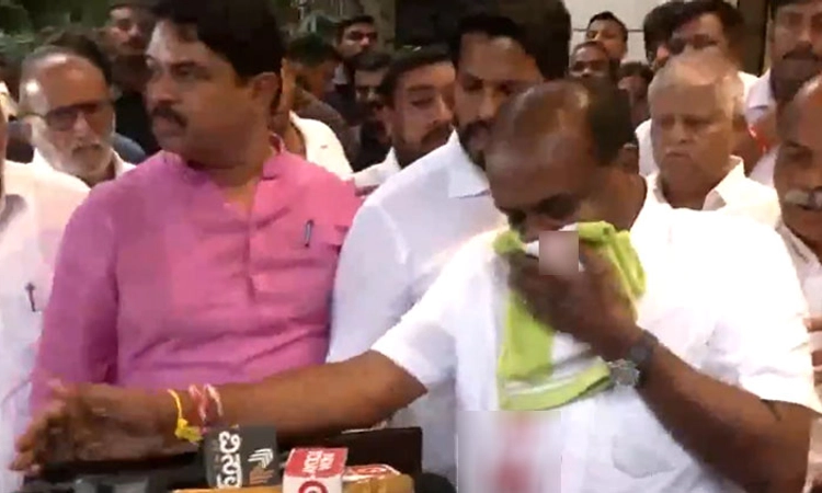 BJP-JDS Meet: ಸುದ್ದಿಗೋಷ್ಠಿ ವೇಳೆಯೇ ಕೇಂದ್ರ ಸಚಿವ ಕುಮಾರಸ್ವಾಮಿ ಮೂಗಿನಲ್ಲಿ ರಕ್ತಸ್ರಾವ !