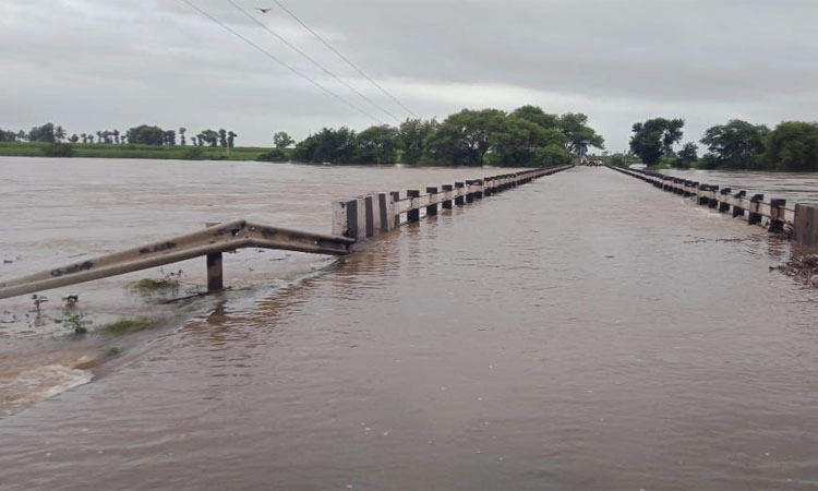 Mudhol:ಯಾದವಾಡ ಸೇತುವೆ ಜಲಾವೃತ, ಗ್ರಾಮಗಳಿಗೆ ನುಗ್ಗಿದ ನೀರು;ಸಂತ್ರಸ್ಥರಲ್ಲಿ ಹೆಚ್ಚಿದ ಆತಂಕ