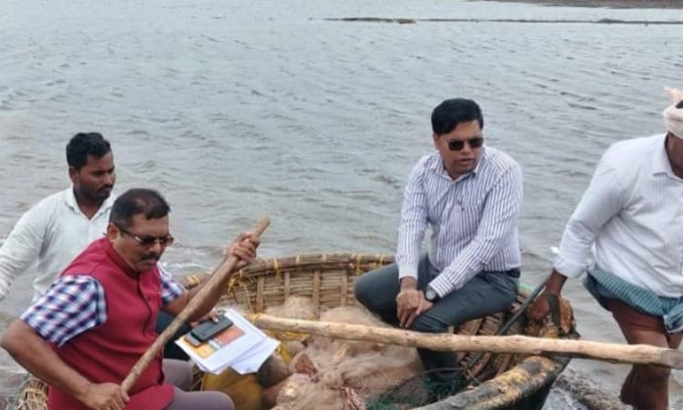 Vijayapura: ಕೃಷ್ಣೆ-ಭೀಮೆ ಪ್ರವಾಹ ಭೀತಿ: ತೆಪ್ಪದಲ್ಲಿ ತೆರಳಿ ಪರಿಸ್ಥಿತಿ ಅವಲೋಕಿಸಿದ ಡಿಸಿ