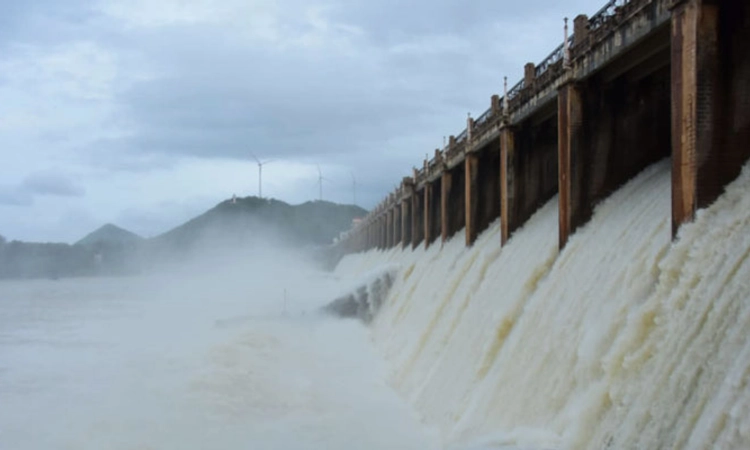 Tungabhadra ಡ್ಯಾಂನಿಂದ ನದಿಗೆ 1.50 ಲಕ್ಷ ಕ್ಯೂಸೆಕ್ ನೀರು; ನದಿಪಾತ್ರದಲ್ಲಿ ನಿಷೇಧಾಜ್ಞೆ