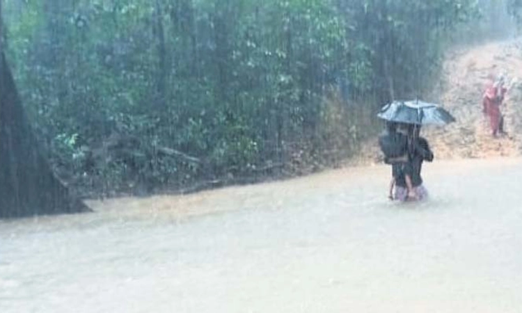 Kundapura: ಮಕ್ಕಳನ್ನು ಹೊತ್ಕೊಂಡೇ ಹೊಳೆ ದಾಟಿಸಬೇಕು!ಅಮಾಸೆಬೈಲಿನ ಕುಡಿಸಾಲು ಪರಿಸರದ ಸಮಸ್ಯೆ