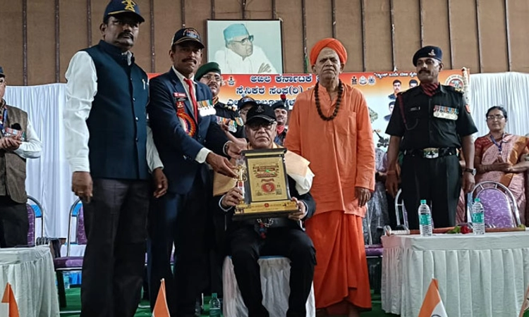 Gadag; ಕಾರ್ಗಿಲ್ ವಿಜಯೋತ್ಸವವನ್ನು ಶಾಲಾ-ಕಾಲೇಜುಗಳಲ್ಲಿ ಆಚರಿಸಬೇಕು: ಬಸಲಿಂಗಪ್ಪ ಮುಂಡರಗಿ