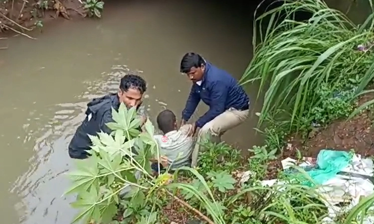 Mangaluru: ಮದ್ಯದ ನಶೆಯಲ್ಲಿ ಮೋರಿಗೆ ಬಿದ್ದ ವ್ಯಕ್ತಿಯನ್ನು ರಕ್ಷಿಸಿದ ಸಂಚಾರಿ ಪೊಲೀಸರು