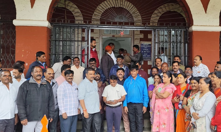 Hubli; ಕರ್ತವ್ಯ ಬಹಿಷ್ಕರಿಸಿ ಪಾಲಿಕೆ ಕಚೇರಿ ಸಿಬ್ಬಂದಿ ಪ್ರತಿಭಟನೆ