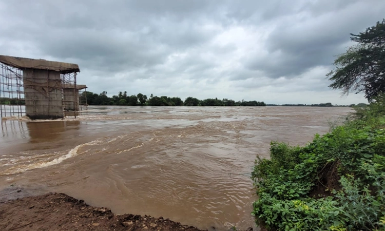 ರಬಕವಿ-ಬನಹಟ್ಟಿ: ಭೋರ್ಗರೆಯುತ್ತಿರುವ ಕೃಷ್ಣೆ… ಪ್ರವಾಹ ಭೀತಿಯಲ್ಲಿ ಜನತೆ