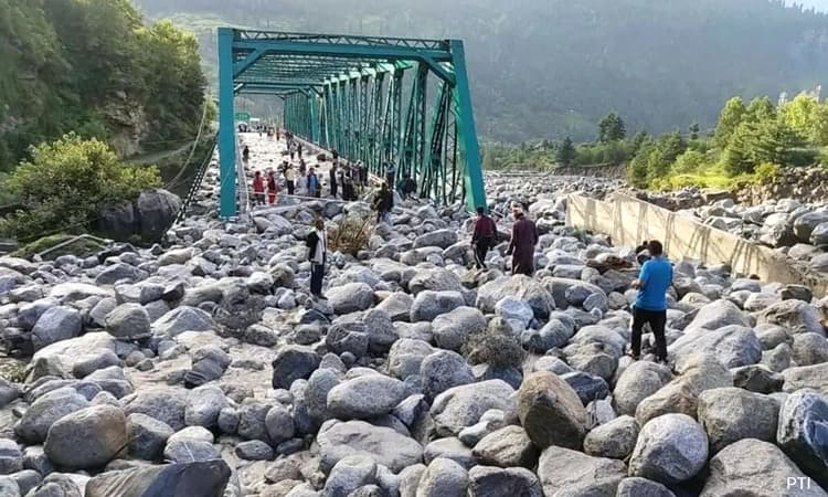 Cloudburst… ಸೇತುವೆ ಮೇಲೆ ರಾಶಿ ರಾಶಿ ಕಲ್ಲುಗಳು, ಲೇಹ್- ಮನಾಲಿ ಹೆದ್ದಾರಿ ಬಂದ್