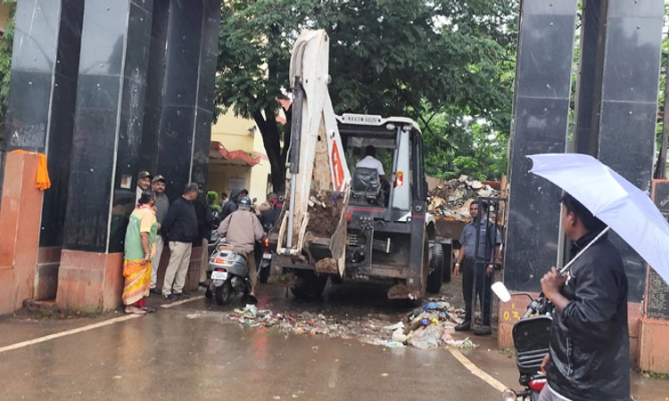 Hubli; ಪಾಲಿಕೆ ಎದುರು ತ್ಯಾಜ್ಯ ಸುರಿದು ಗುತ್ತಿಗೆ ಪೌರಕಾರ್ಮಿಕರ ಪ್ರತಿಭಟನೆ