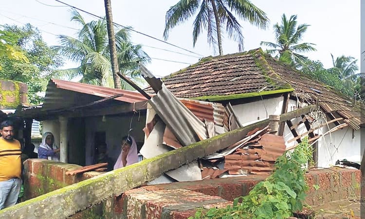 Ullal: ಶಾಲೆ, ಮನೆಗಳಿಗೆ ಹಾನಿ: ಕರಾವಳಿಯಾದ್ಯಂತ ಬಿರುಸಿನ ಗಾಳಿಯ ಅಬ್ಬರ