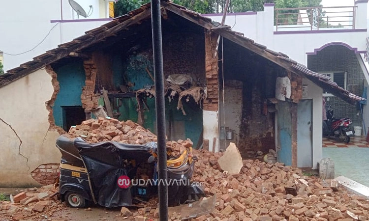 Chikkamagaluru: ಗಾಳಿ-ಮಳೆ ಅಬ್ಬರಕ್ಕೆ ಮನೆ ಗೋಡೆ ಕುಸಿತ; ತಪ್ಪಿದ ಭಾರೀ ಅನಾಹುತ