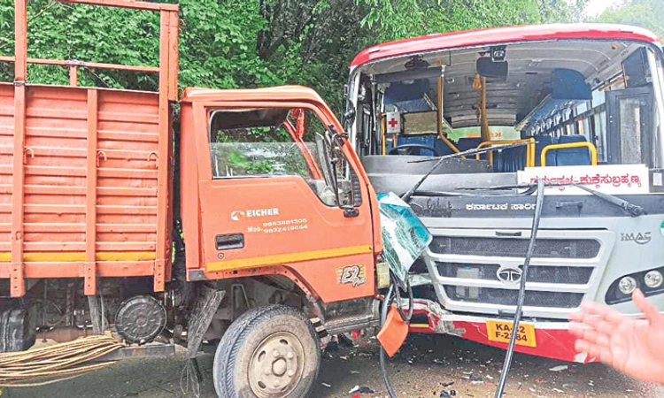 Uppinangady ಕೆಎಸ್‌ಆರ್‌ಟಿಸಿ ಬಸ್‌-ಲಾರಿ ಢಿಕ್ಕಿ; ಜಖಂ