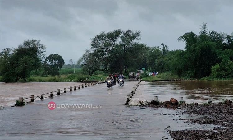 Sankeshwar: ಹಿರಣ್ಯಕೇಶಿ ನದಿಯ ಸೇತುವೆಯಲ್ಲಿ ಸವಾರರ ಹುಚ್ಚಾಟ