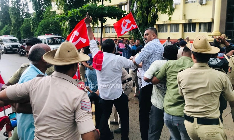 Mangaluru: ಆಯುಕ್ತರ ವಜಾಕ್ಕೆ ಒತ್ತಾಯಿಸಿ ಪಾಲಿಕೆಗೆ ಮುತ್ತಿಗೆ ಯತ್ನ