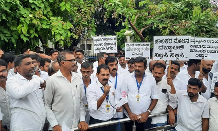 Mangaluru: ವಾಣಿಜ್ಯ ವಾಹನಗಳಿಗೆ ಪ್ಯಾನಿಕ್ ಬಟನ್, GPS ಅಳವಡಿಕೆ ವಿರೋಧಿಸಿ ಪ್ರತಿಭಟನೆ