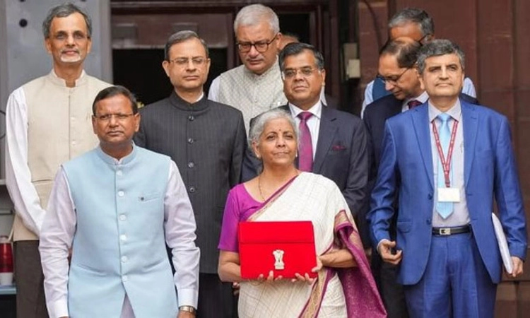 Nirmala Sitharaman ಮತ್ತೊಮ್ಮೆ ಕಾಗದರಹಿತ ಬಜೆಟ್: ‘ಬಹಿ-ಖಾತಾ’ ಶೈಲಿಯ ಪೌಚ್‌ನಲ್ಲಿ ಟ್ಯಾಬ್