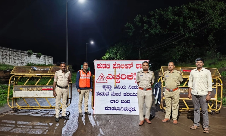 ಕುಡಚಿ ಕೃಷ್ಣಾ ನದಿ ಮೇಲ್ ಸೇತುವೆ ಜಲಾವೃತ… ಸಾರ್ವಜನಿಕ ಸಂಚಾರ ಬಂದ್