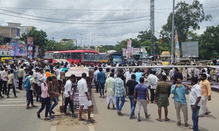 Sindhanur; ಎಂಎಲ್ಸಿ ಬಾದರ್ಲಿ ಸ್ವಾಗತ ಕಮಾನು ಕುಸಿದು ಮೂವರಿಗೆ ಗಾಯ