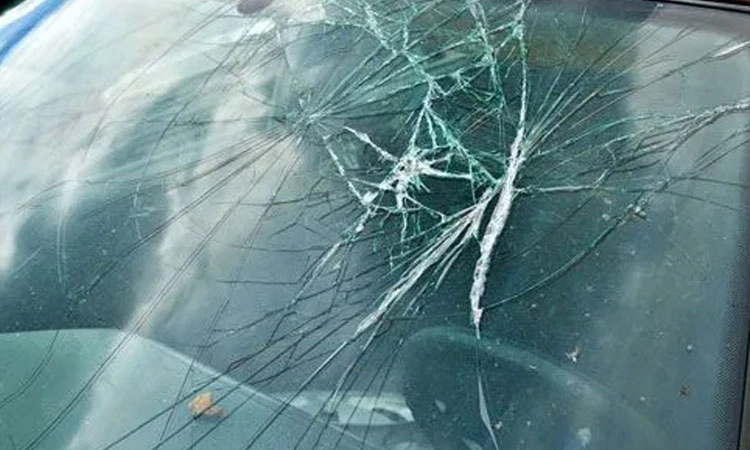 Bengaluru: ನೀರು ಹಾರಿದ್ದಕ್ಕೆ ಕಾರಿನ ಮೇಲೆ ಕಲ್ಲು ಎತ್ತಿ ಹಾಕಿದ ಆಟೋ ಚಾಲಕ