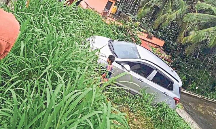 Vittal-puttur Road ಹೊಂಡಕ್ಕೆ ಬಿದ್ದ ಕಾರು: ಪ್ರಯಾಣಿಕರು ಪಾರು