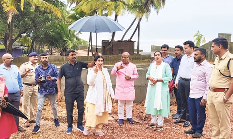 Byndoor ಸೋಮೇಶ್ವರ ಗುಡ್ಡ ಕುಸಿತ ಸ್ಥಳಕ್ಕೆ ಸಚಿವೆ ಲಕ್ಷ್ಮೀ ಹೆಬ್ಬಾಳ್ಕರ್ ಭೇಟಿ