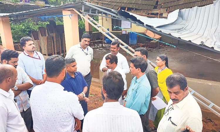 Rain: ಕುಂಬ್ಡಾಜೆಯ ಬೆಳಿಂಜ ಶಾಲೆಗೆ ಹಾನಿ